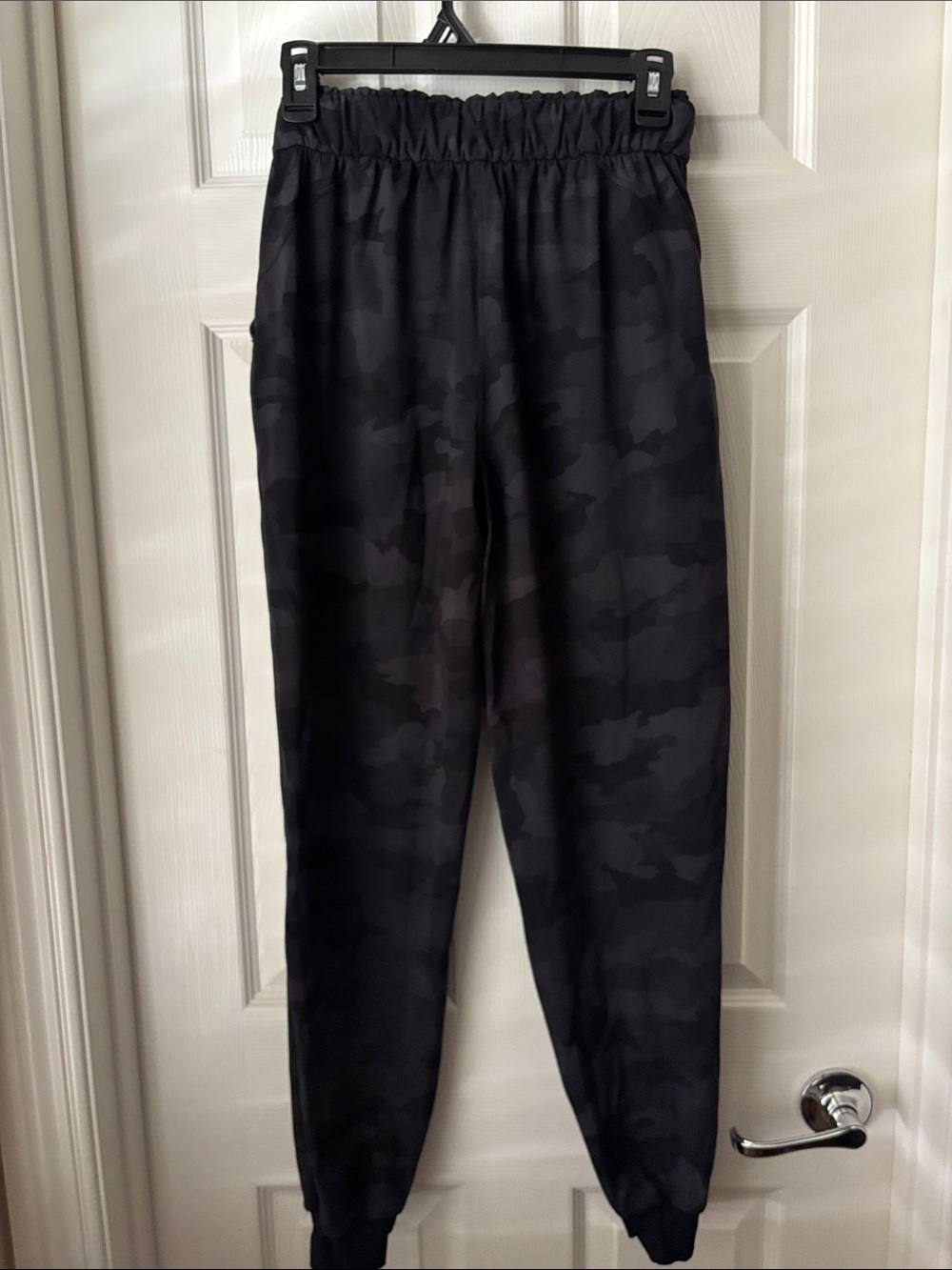lululemon athletica EUC Women's Black/Gray Camo Joggers - Size 4 - Picture 4 of 4